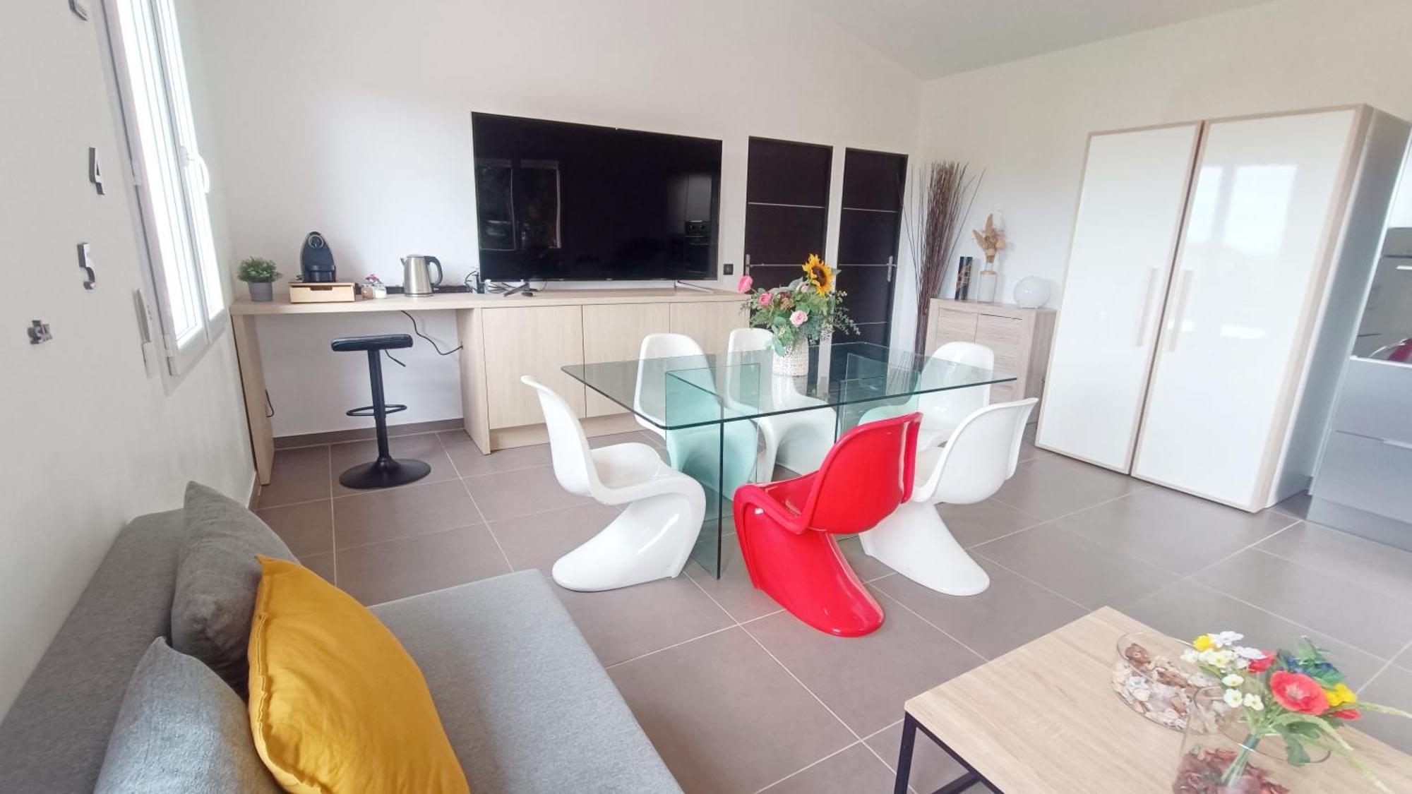 Apartment Pinede Man Yelle *